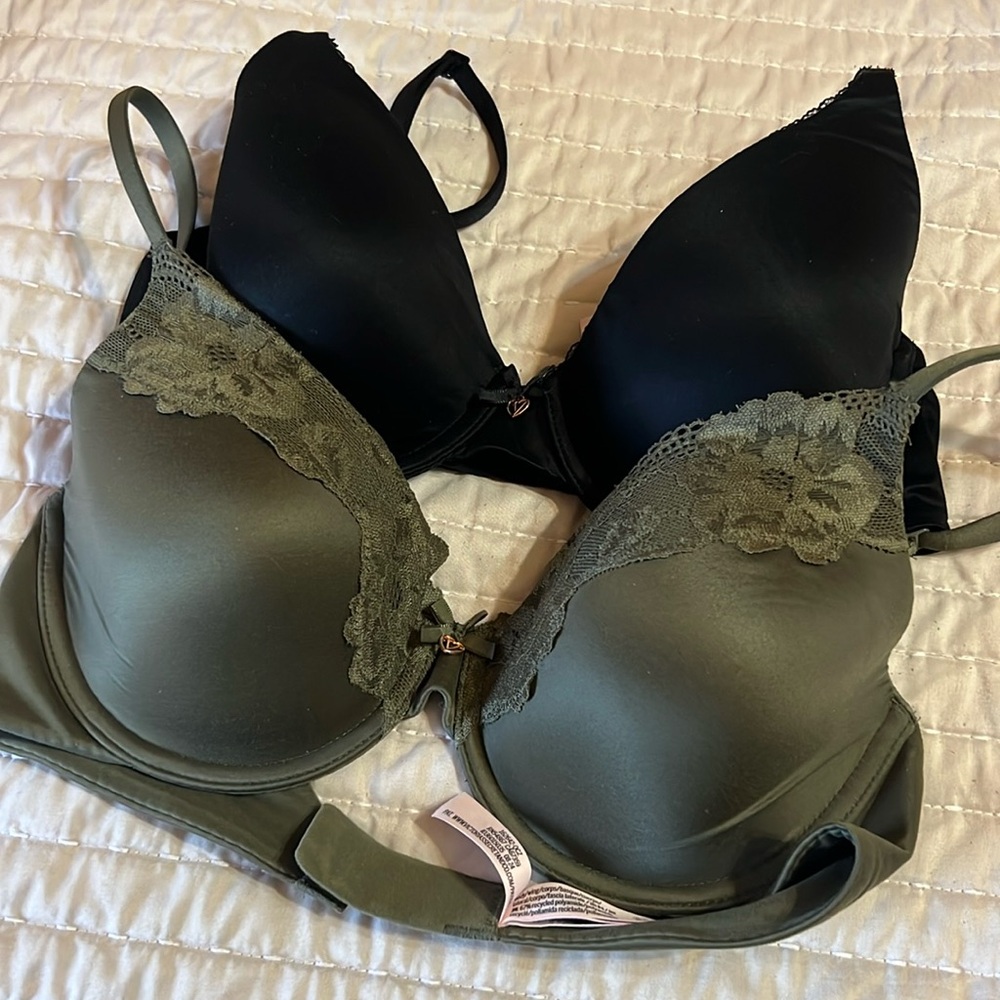 Lot of 2 Victoria secret body by Victoria bras